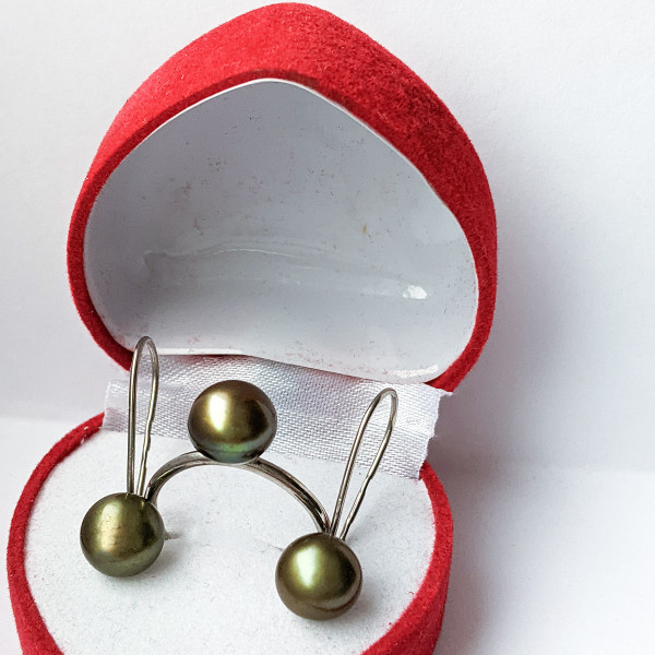 Кольцо та сережки натуральні річні чорні перли, оливкового кольору 8 мм срібло 925 гатунку