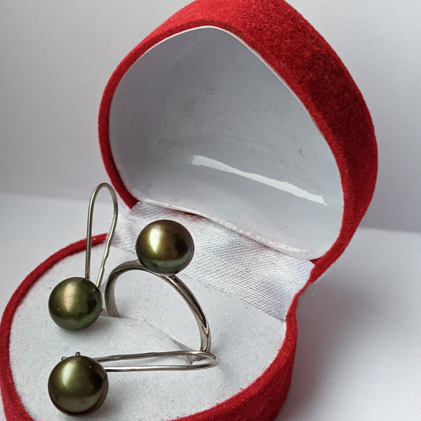 Кольцо та сережки натуральні річні чорні перли, оливкового кольору 8 мм срібло 925 гатунку