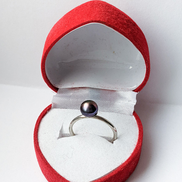 Кольцо  натуральні річні чорні перли, чорного райдужного кольору 7 мм срібло 925 гатунку