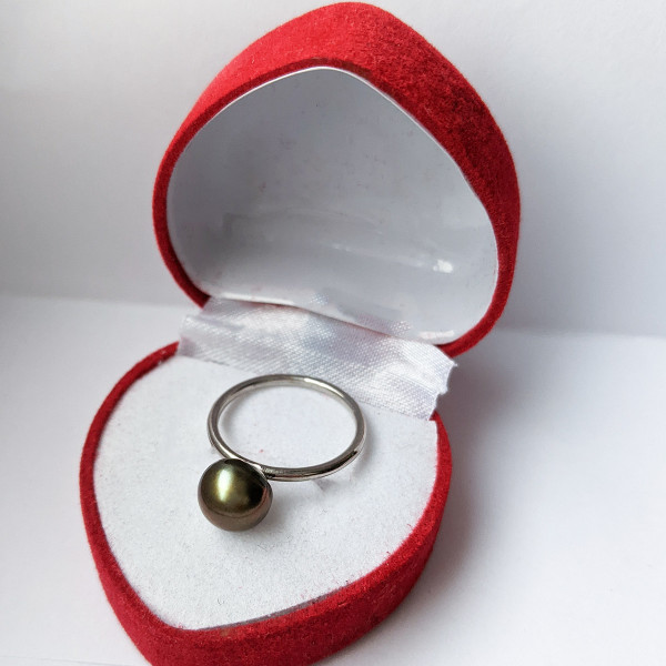 Кольцо натуральні річні чорні перли, оливкового кольору 8 мм срібло 925 гатунку